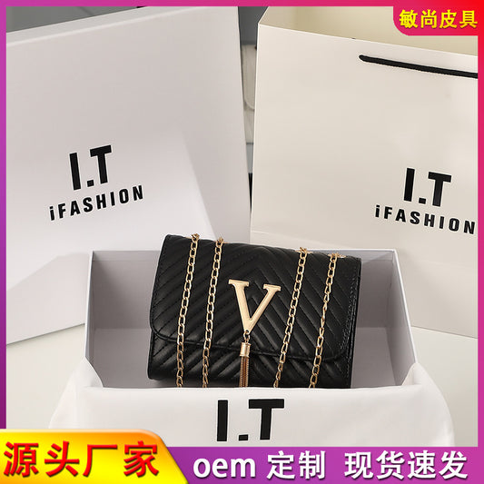 Fashion simple embroidery bag 0 new foreign trade Korean version trendy women's bag women's V-shaped tassel bag shoulder Messenger bag